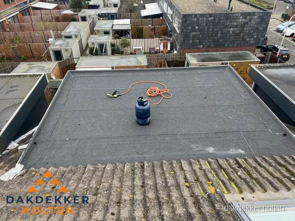 Plat dak met nieuwe bitumen dakbedekking en brandgereedschap in Holten Plat dak met nieuwe bitumen dakbedekking en brandgereedschap in Holten