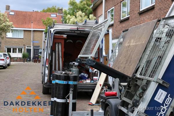 Dakdekkersbusje met materiaal en ladderlift voor dakpannen vervangen in Holten Dakdekkersbusje met materiaal en ladderlift voor dakpannen vervangen in Holten