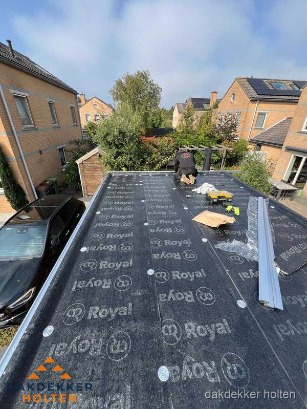 Nieuwe Royal bitumen dakbedekking op plat dak van aanbouw in Holten