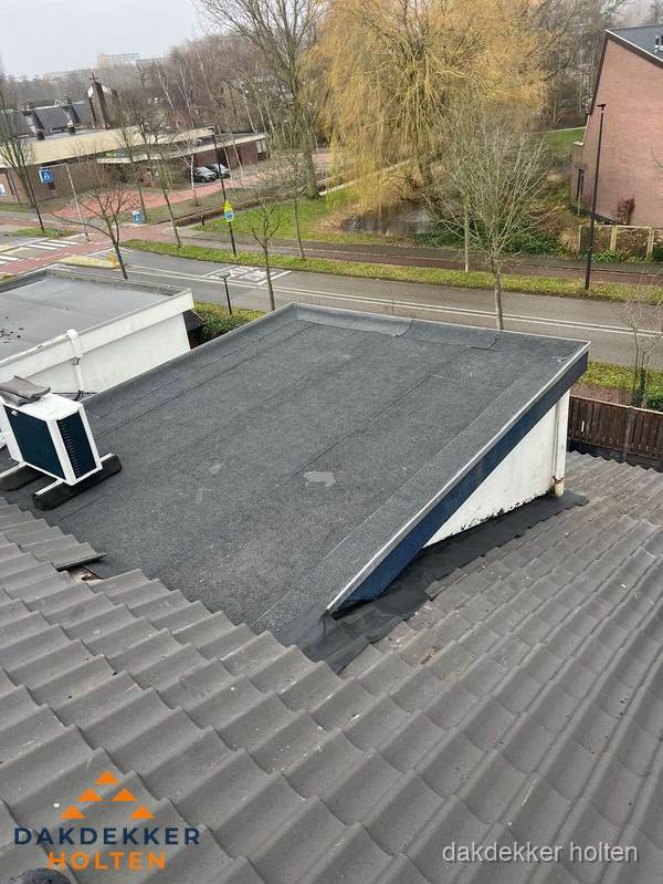 Plat dak met bitumen isolatie en dakbedekking in Holten