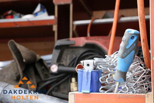 Professioneel gereedschap van dakdekker in Holten