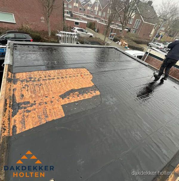 Dakdekker brengt EPDM dakbedekking aan op plat dak in Holten Dakdekker brengt EPDM dakbedekking aan op plat dak in Holten