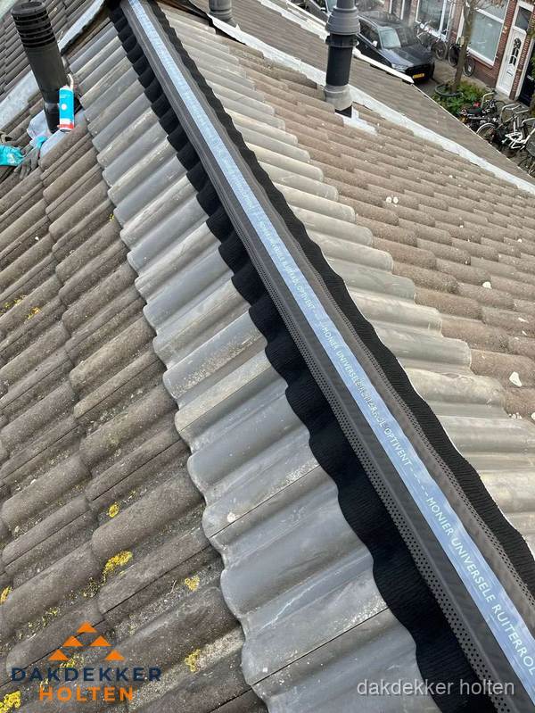 Nokvorst met Monier ventilatie op schuin pannendak in Holten