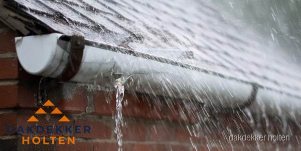 Lekkende dakgoot tijdens regenval in Holten Lekkende dakgoot tijdens regenval in Holten