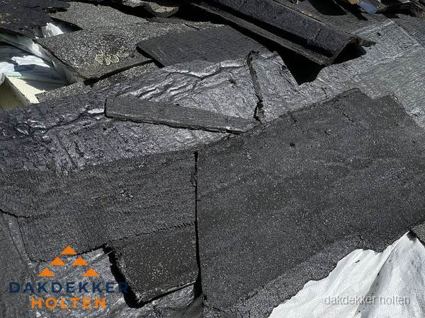 Verwijderd oud bitumen dakleer klaar voor vervanging in Holten