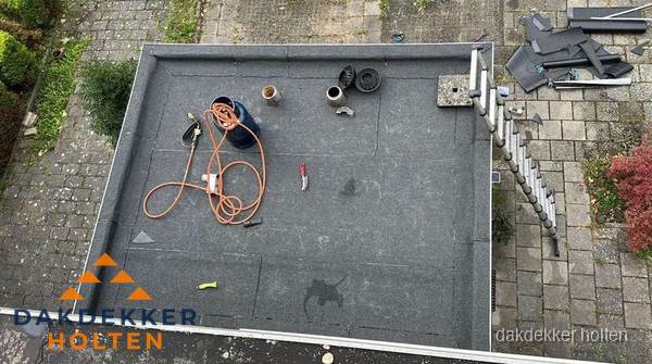 Plat dak met nieuwe bitumen bedekking in Holten