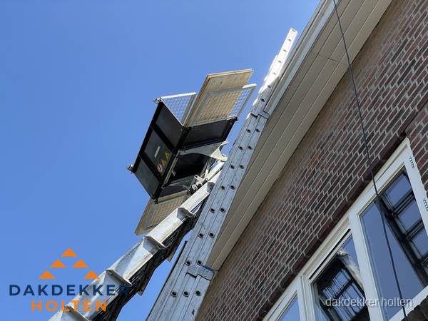 Dakgoot vervangen met dakdekkerslift in Holten Dakgoot vervangen met dakdekkerslift in Holten