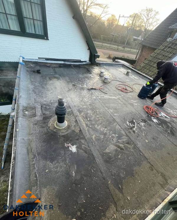 Dakdekker verhelpt daklekkage op plat dak in Holten Dakdekker verhelpt daklekkage op plat dak in Holten