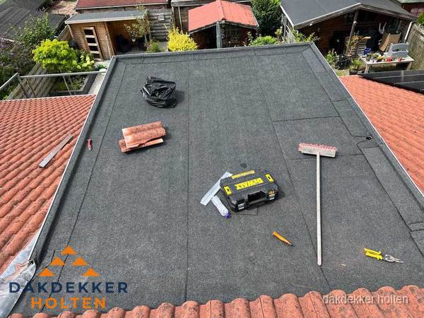 Nieuw plat dak met bitumen dakbedekking in Holten
