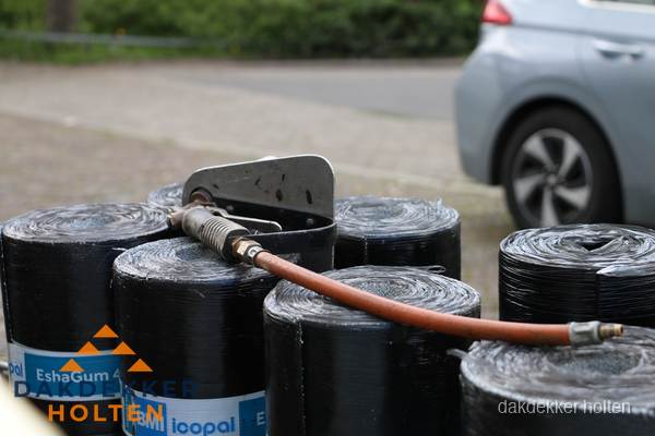 Rollen bitumen dakbedekking EshaGum klaar voor installatie in Holten Rollen bitumen dakbedekking EshaGum klaar voor installatie in Holten