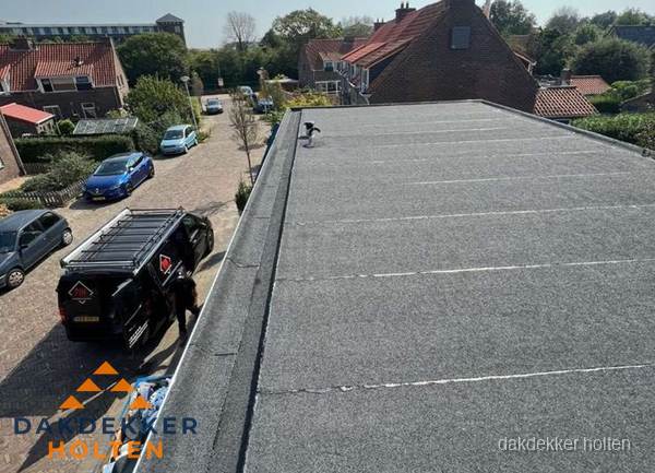 Nieuw bitumen plat dak met uitzicht over woonwijk in Holten